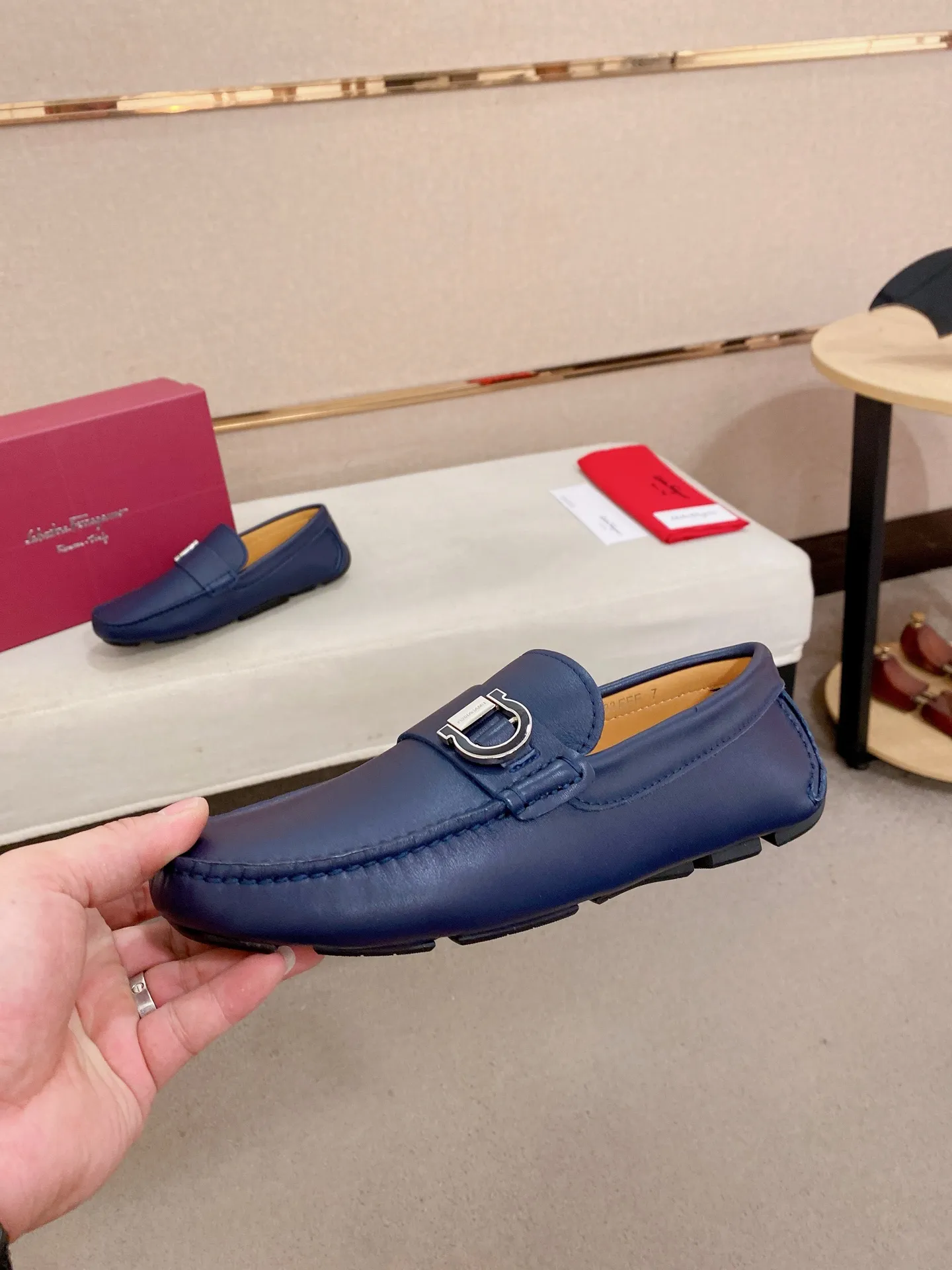 Men's shoes💰: 540💰High-end quality! Ferragamo🆕🆕Exclusive hot-selling products in stock🔥🔥New products on the shelves, high-quality Ferragamo men's pea shoes, high-end casual driving shoes, with complete packaging! 💪 💪 Material: imported first-layer pebbled cowhide 🐂 + imported high-quality water-dyed cowhide lining + wear-resistant outsole 👍🏻👍🏻 Features: high-end and comfortable, purely handmade 🚀 🚀 Create the perfect shoe that suits you best 🔥 🔥 Size: (38-44) 45 standard size can be customized!